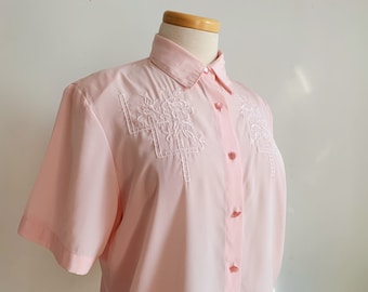 80s does 50s Embroidered Short Sleeve Pink Blouse | 1980s 1950s Inspired Floral Embroidery Button Up Shirt | Vintage Cottagecore Blouse