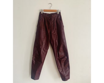 80s Red Leather High Waist Pleated Tapered Leg Lined Trousers | Vintage 1980s Oxblood Leather High Rise Lined Pants With Pleats | Size 0, 2