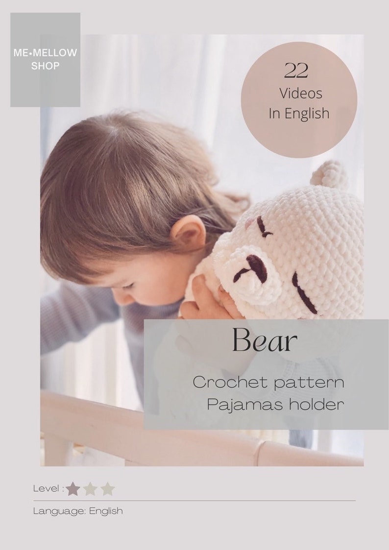 Puede incluir: Un oso blanco de crochet con ojos marrones y una nariz negra. El oso est&aacute; siendo sostenido por un ni&ntilde;o. La imagen incluye el texto "Bear Crochet pattern Pajamas holder" y "22 Videos In English".
