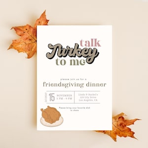 Op de afbeelding: Witte uitnodigingskaart met de tekst "Turkey to me" in een retro lettertype, die gasten uitnodigt voor een vrienden-diner. Bevat datum, tijd, locatie en een kalkoenillustratie. Herfstbladeren omlijsten de kaart.