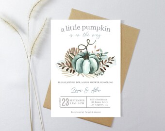 Può includere: Un invito a un baby shower con un'illustrazione ad acquerello di una zucca blu con foglie marroni. Il testo recita "a little pumpkin is on the way" e include la data, l'ora e il luogo dell'evento.