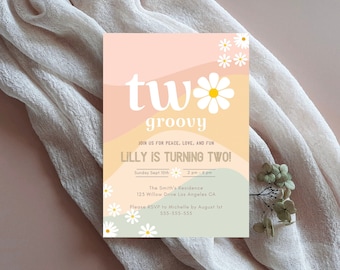Bewerkbare uitnodigingssjabloon met twee coole bloemen voor een hippie-verjaardagsfeestje (2e verjaardag) met een coole bloemen- en vredesteken-print. Direct te downloaden.