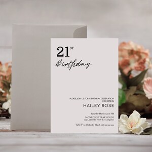 Op de afbeelding: Een witte uitnodigingskaart met zwarte tekst die een 21e verjaardagsfeest voor Hailey Rose aankondigt. Het evenement vindt plaats in Monroy's Steakhouse op zaterdag 13 maart om 18:00 uur. RSVP naar Shellee v&oacute;&oacute;r 1 maart op 555-555-5555.