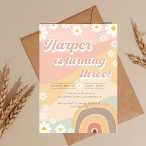 Bewerkbare retro madeliefje verjaardagsuitnodigingssjabloon voor hippie verjaardagsfeestje bloem vredesteken elke leeftijd afdrukbaar. DIRECT DOWNLOADEN