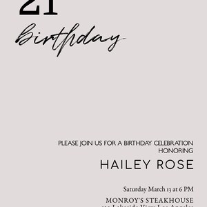 Op de afbeelding: Een uitnodiging voor een 21e verjaardag met een zwart-wit ontwerp. De uitnodiging is voor Hailey Rose en is voor een feest in Monroy's Steakhouse op zaterdag 13 maart om 18:00 uur. Het adres is 123 Lakeside View Los Angeles. RSVP naar Shellee v&oacute;&oacute;r 1 maart op 555-555-5555.