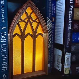Gothic Window Bookshelf Light – LED Book Nook Insert or Desk Decor – Customizable Frame & Stained Glass Colors – Cozy LED Candlelight
