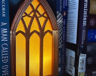 Lámpara de estantería con ventana gótica – Decoración LED personalizable para rincones de lectura