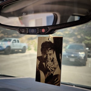 Plakat Harry Styles Ornament | Dekoracja Samochodowa | Drewniana Grawerowana Ozdoba Harry Styles na Lustro Samochodowe