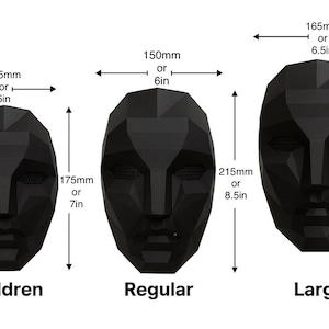 K&ouml;nnte beinhalten: Drei schwarze geometrische Gesichtsmasken, beschriftet mit Kinder (135mm breit, 175mm hoch), Normal (150mm breit, 215mm hoch) und Gro&szlig; (165mm breit, 228mm hoch).
