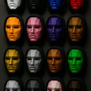 K&ouml;nnte beinhalten: Eine Sammlung von sechzehn geometrischen Gesichtsmasken in verschiedenen Farben, jede mit einer schwarzen Kapuze. Die Masken sind in einem Raster angeordnet und zeigen eine Reihe von Farbt&ouml;nen von Wei&szlig; bis Schwarz, Blau, Rot, Orange, Rosa, Lila, Gold und Gr&uuml;n.