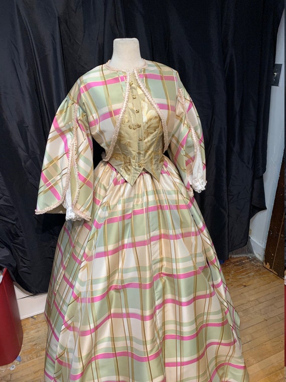 green emerald velvet dress Civil War - Historical Reenactment - Dickens