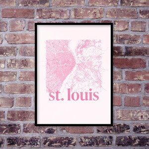 Puede incluir: Una impresión rosa y blanca de un mapa de la ciudad con el texto "st. louis" en letras rosas.