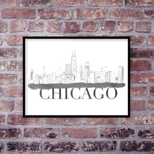 Puede incluir: Un dibujo en blanco y negro de la línea del horizonte de Chicago con la palabra "CHICAGO" impresa en negro debajo del horizonte.
