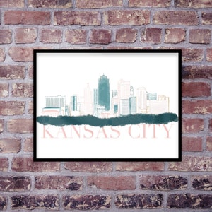 Könnte beinhalten: Ein gerahmter Druck einer Aquarellillustration der Skyline von Kansas City. Die Illustration ist in Blautönen und Grüntönen gehalten, mit dem Text "KANSAS CITY" in Rosa unterhalb der Skyline.
