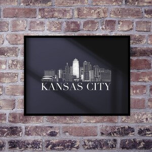 Può includere: Illustrazione in bianco e nero dello skyline di Kansas City con il testo "KANSAS CITY" sotto l'immagine.
