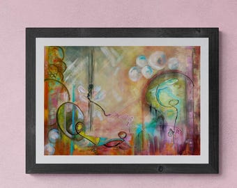 Puede incluir: Impresión de arte abstracto en un marco negro. La obra presenta una colorida mezcla de tonos verdes, amarillos, naranjas y azules con líneas y formas arremolinadas. La pintura se exhibe en una pared rosa, con una escalera y una planta en el fondo.