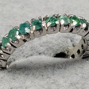 Bague d'éternité émeraude faite main | Bague avec pierres précieuses vertes naturelles | Bijoux avec pierre de naissance de mai | Bague tendance | Bijoux artisanaux | Bague empilable