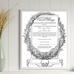 Könnte beinhalten: Ein schwarz-weißes, druckbares Zertifikat für eine Ehevereinbarung mit einem dekorativen floralen Rand. Der Text lautet "CERTIFICATE OF COVENANT MARRIAGE" und enthält die Namen "Marten Lomand Rasfond" und "Jovana Lenard Rasfond". Das Zertifikat ist datiert auf "Samstag, den 11. Januar 2025".