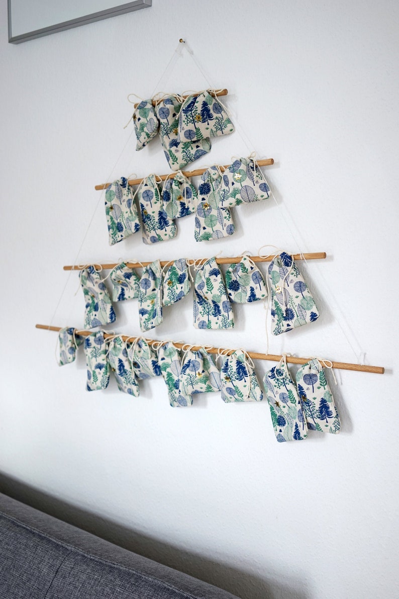 Advent calendar for hanging & filling, complete set with wooden construction for hanging and fabric bags for filling, trees and leaves