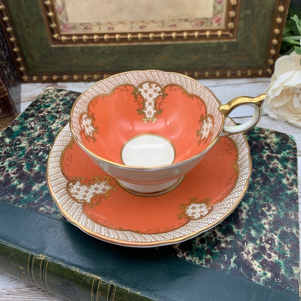 Aynsley orange vif avec garniture en filigrane d’or et treillis. Tasse de thé et ensemble de soucoupe. vintage os chine Angleterre