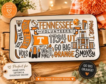 Może przedstawiać: Prostokątna biała taca do serwowania z czarnymi metalowymi uchwytami, ozdobiona pomarańczowo-czarną grafiką nawiązującą do Tennessee Volunteers. Wzór zawiera napisy takie jak Tennessee Volunteers, Vol Walk, 1794, UT, Go Big Orange oraz Smokey.