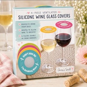 Op de afbeelding: Een 4-delige set geventileerde siliconen wijnglasdeksels in een rechthoekige doos. De verpakking bevat de tekst 4-PIECE VENTILATED SILICONE WINE GLASS COVERS, DON'T BUG ME I'm Drinking Wine en Chriss's Stuff. Inclusief oranje en roze deksels.