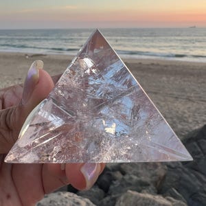 Tetraedro de cuarzo transparente: Cristal de geometría sagrada con infusión de Reiki / Sólido platónico / Meditación / Maestro sanador