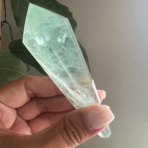 Bacchetta di fluorite di ghiaccio verde: cristallo curativo caricato Reiki / assorbe energia / operatore di luce / equilibrio e armonia