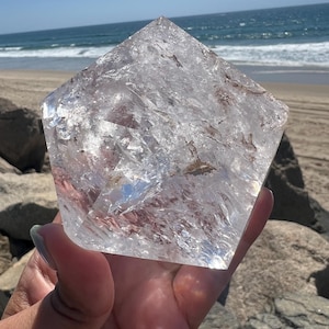 XL Klar Kvarts Ikosaeder med Reiki | Platonsk Solid | Helig Geometri | Mästarhelare | Högvibrerande Sten | Statementkristall | Gåva