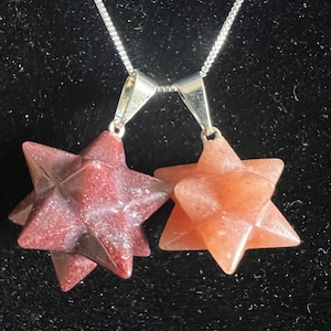 Wisiorek z czerwonego awenturynu w kształcie dwunastościanu gwiaździstego: Naszyjnik z motywem świętej geometrii ze srebra próby 925 | Biżuteria Merkaba