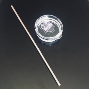 Puede incluir: Una pajita de acero inoxidable y una tapa de pl&aacute;stico transparente con un deslizador para un vaso o una taza.
