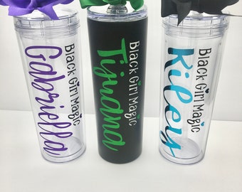 Black Girl Magic / Taza personalizada con tapa y pajita / Skinny Tumbler / Regalo de cumpleaños personalizado / Regalo para el mejor amigo / Regalo para ella