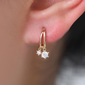Créoles en or massif 10 carats doubles zircones cubiques, boucles d'oreilles huggie pendantes diamants en or massif, boucles d'oreilles huggie hoop en or, cadeau pour elle.