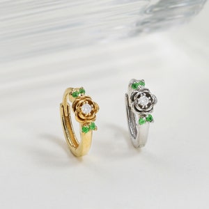 Aro de plata de ley con forma de flor de moissanita y tsavorita, aro de cartílago con forma de flor chapado en oro de 14 quilates, aro de plata con forma de hélice y pétalos de caracola