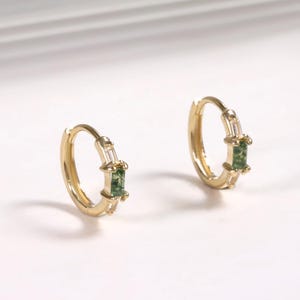Brinco Hope de ágata musgosa em ouro maciço 14K com topázio branco, argola articulada com pequena pedra preciosa em ouro maciço, piercing delicado de cartilagem em ouro para lóbulo da orelha