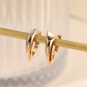Brincos de argola triangular de ouro maciço 10K, argolas geométricas Huggie, argola de ouro pequena simples, tachas minimalistas, joias delicadas, presente para ela