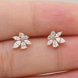 Aretes de oro macizo de 14 quilates con circonita cúbica y pétalos, con brillantes diamantes florales, delicados aretes de oro con flores de piedras preciosas.