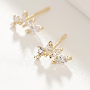 Pendiente de flor de diamante en oro macizo de 14 quilates, pendiente trepador floral con gema en oro macizo, piercing para la espalda con forma de mariposa y pétalo de circonita cúbica transparente en oro auténtico.