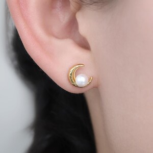 925 Sterling Silver Moon Shape Pearl Stud Earring, Crescent with Natural Pearl Piercing, Earlobe Cartilage Jewelry, Butterfly Back Closure