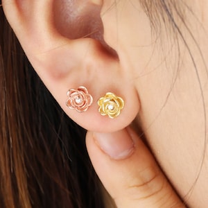 Pendiente de botón con flor de rosa de diamantes en oro macizo de 14 quilates, pendiente floral de rosa de oro macizo, pendiente con cierre de mariposa de oro, pendiente con forma de flor de piedra preciosa.