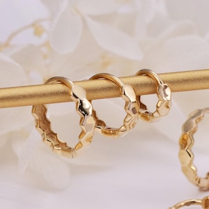 10K Solid Gold Dainty Honeycomb Hoop Huggie Earring, Tiny Hexagon Helix Hoop Piercing Earring, Gold Honeycomb Cartilage Earlobe Huggie Hoop