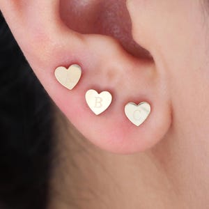 Pendiente de botón con letra personalizada de corazón en oro macizo de 14 quilates, pendiente de oro macizo en forma de corazón, pendiente minimalista con inicial en oro macizo para el lóbulo de la oreja.