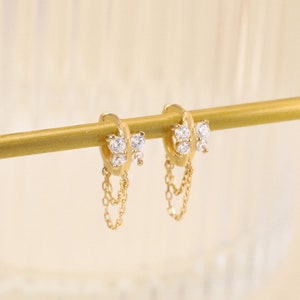 Créoles papillon en or massif 14 carats, chaîne pendante en or délicate, boucles d'oreilles minimalistes Huggie, petit piercing Daith, cadeau délicat pour elle.