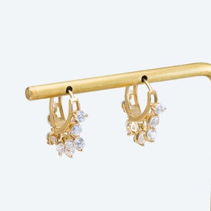 Orecchini a cerchio pendenti con diamanti in oro massiccio 14K, orecchini a cerchio pendenti Huggie in oro, orecchini a cerchio minimalisti con pietre preziose in oro