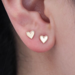 10K Solid Gold Herz Ohrstecker, Gold Milgrain Rand Flache Form Ohrläppchen Knorpel Helix Ohrring, Zierliche Solid Gold Schmetterling zurück Verschluss Ohrring