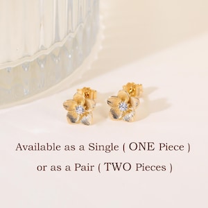Aretes con circonita cúbica floral en oro macizo de 14 quilates, pequeños aretes con flores brillantes, delicados aretes con piedras preciosas, aretes con forma de flor de ciruelo, magnífico regalo para mujer.