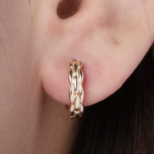 Pendiente de aro de oro macizo de 14 quilates de 10 mm para el lóbulo de la oreja, con textura brillante dorada, delicado y grueso, redondo, con bisagras, para uso diario.