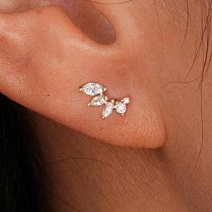 Pendiente de flor de diamante en oro macizo de 14 quilates, pendiente trepador floral con gema en oro macizo, piercing para la espalda con forma de mariposa y pétalo de circonita cúbica transparente en oro auténtico.