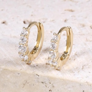 Brinco de cartilagem em hélice de diamante em ouro maciço 14K, piercing de argola Huggie de 6,5 mm em ouro verdadeiro, anel de zircônia cúbica pequena para nariz e tragus