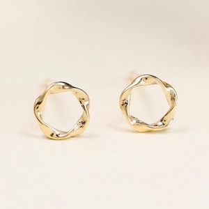 Aretes de corona de oro macizo de 14 quilates, delicados aretes circulares de girasol en oro macizo, aretes minimalistas de pétalos retorcidos en oro, regalo para ella